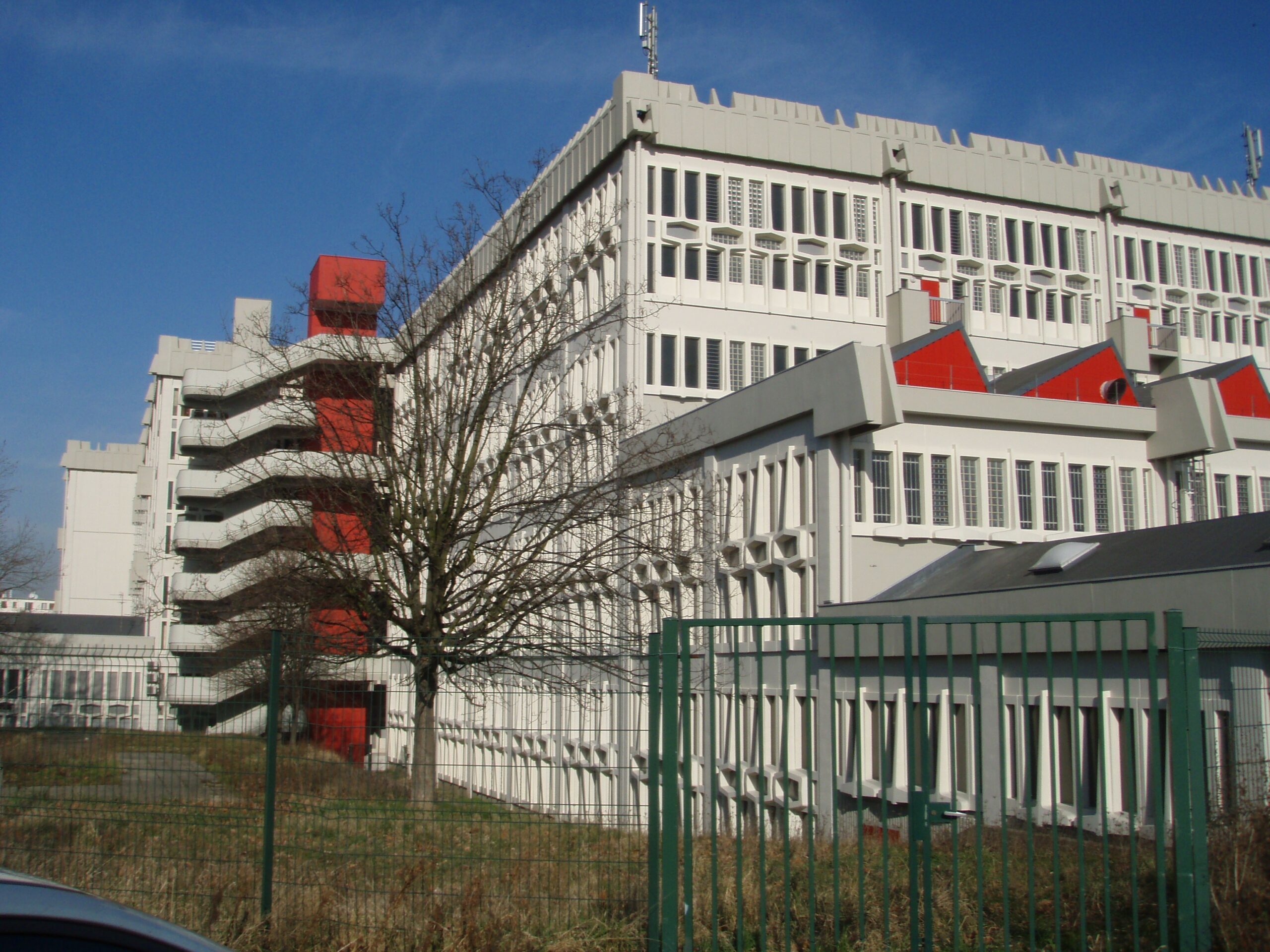 Vue de l'architecture moderne Mozinor, grise et rouge