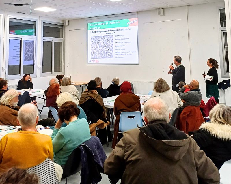 Une réunion publique du projet avec vidéoprojection