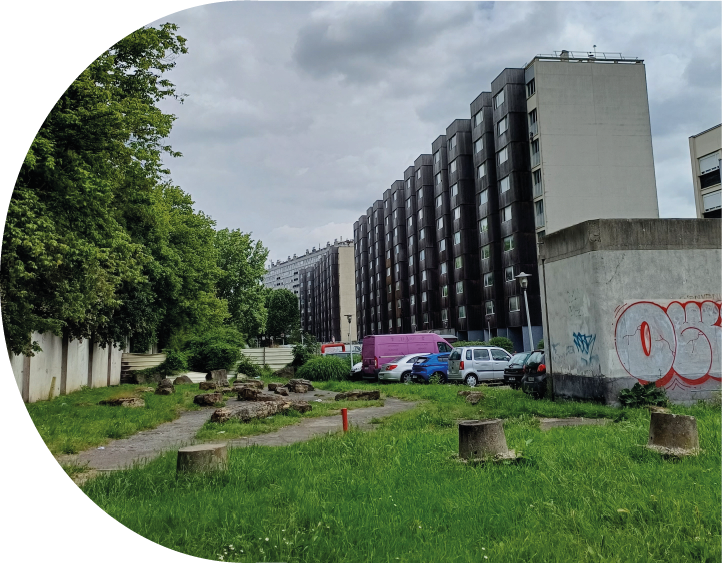 Quartier et immeubles avec végétation devant
