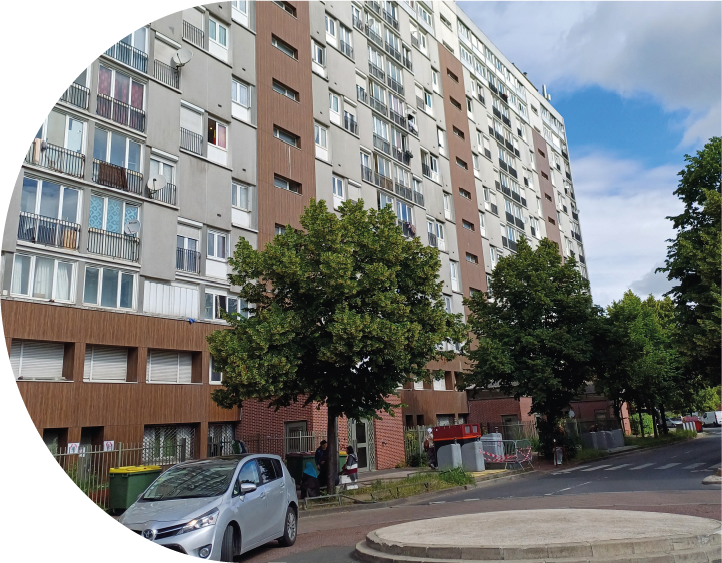 Barre d'immeuble le Noue Caillet et arbres devant