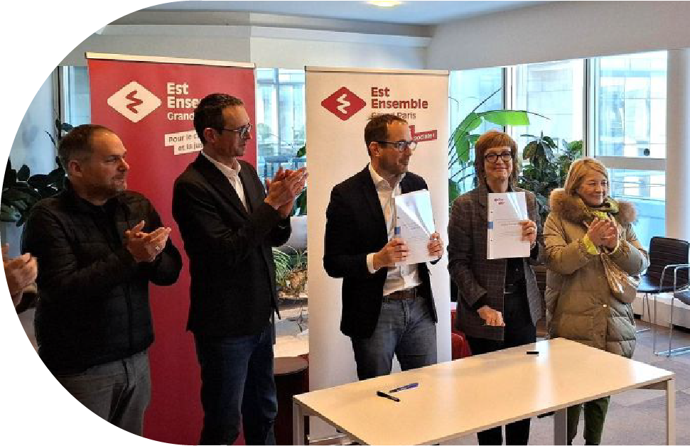 présentation du projet, avec personnes qui applaudissent