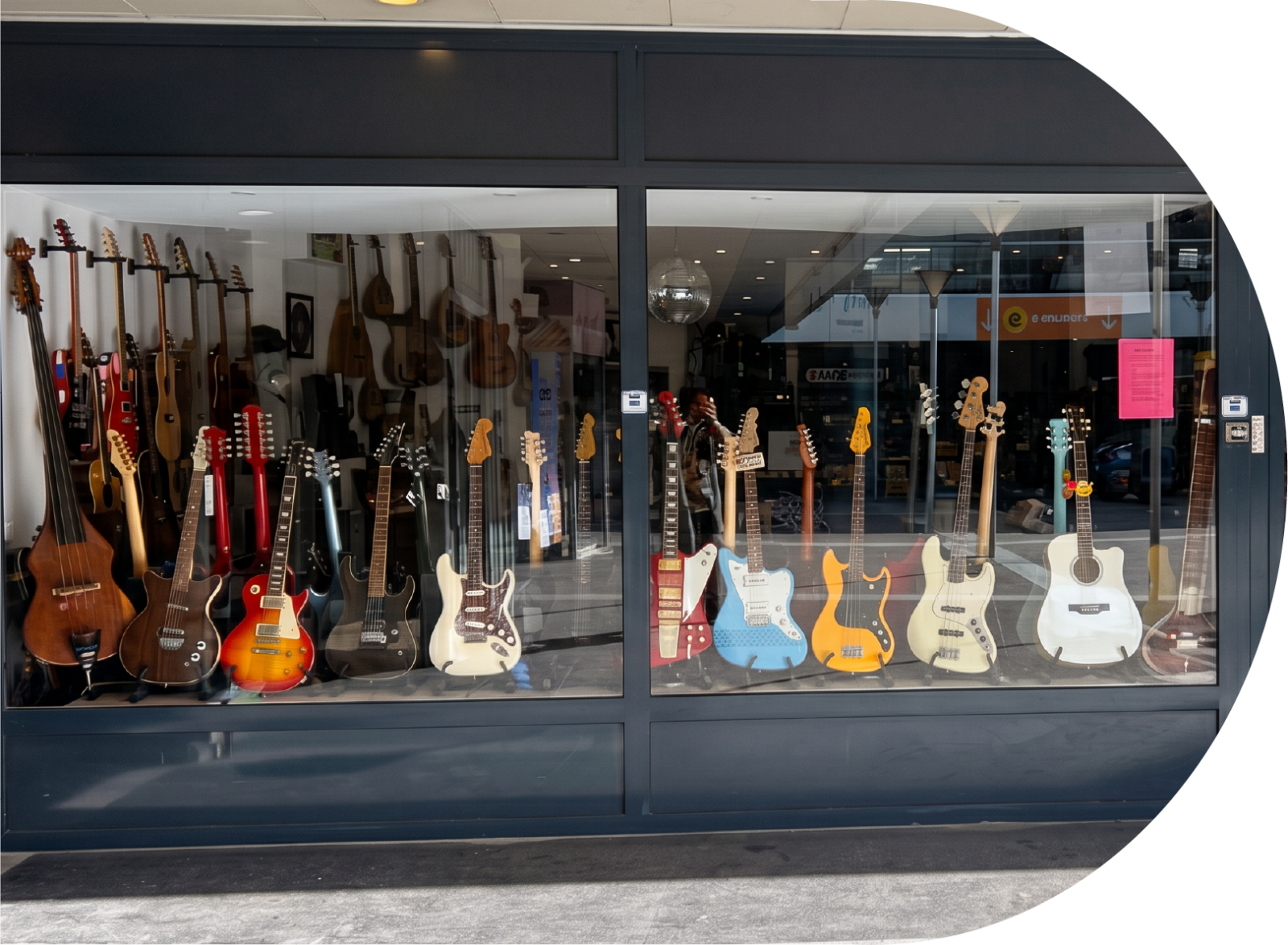 Vu d'un magasin de guitare