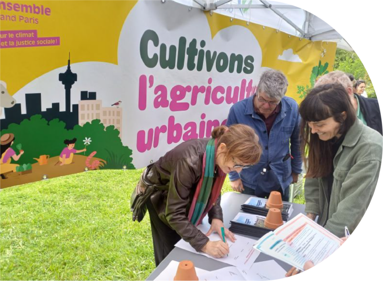 Signature du projet devant le stand