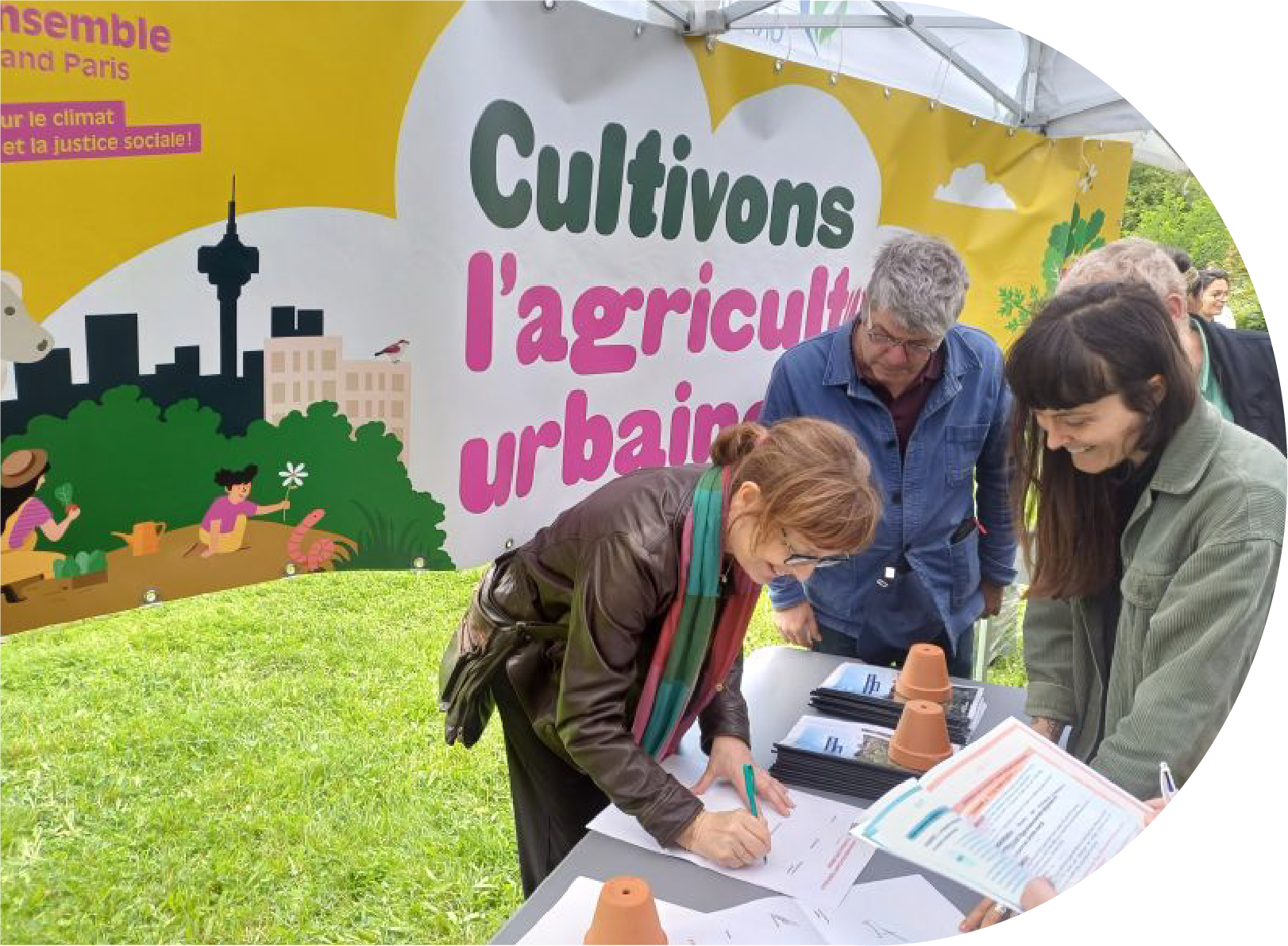 Signature du projet devant le stand