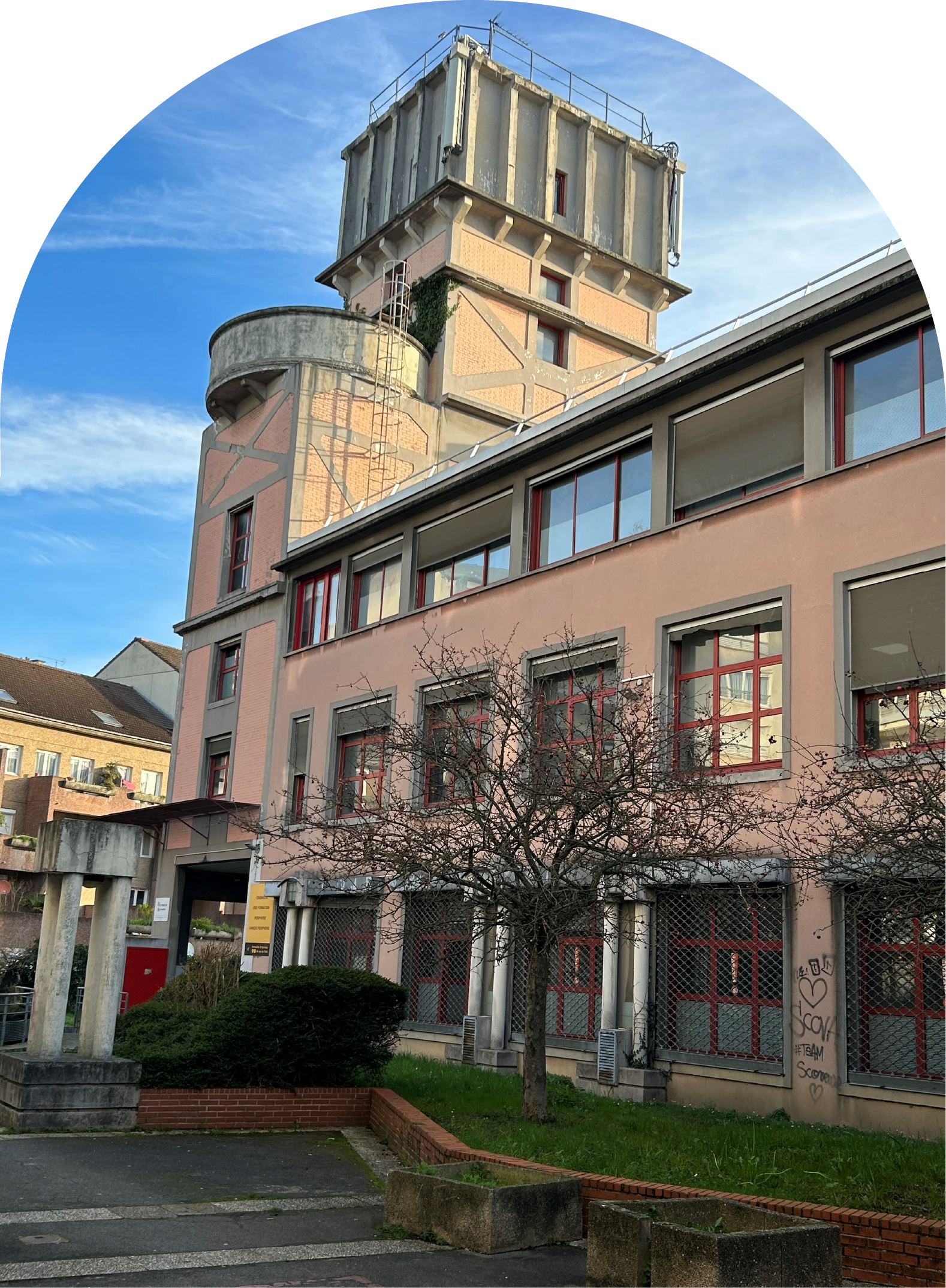 Bâtiment avec une tour