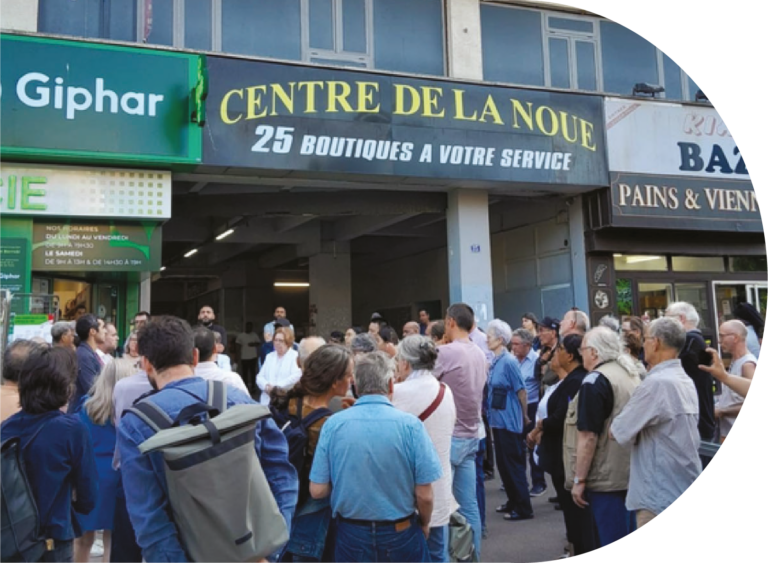 réunion publique devant le centre le Noue