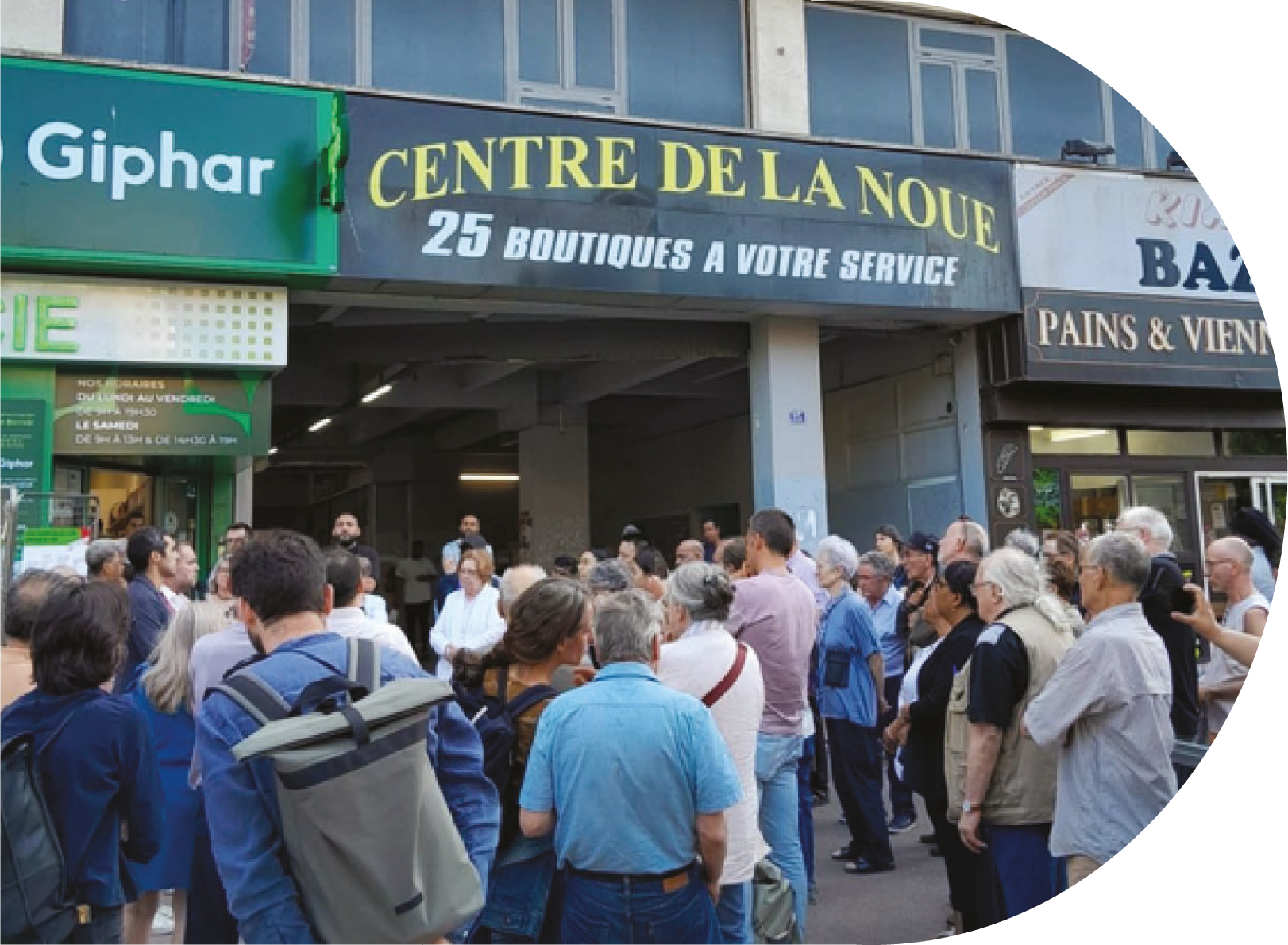 réunion publique devant le centre le Noue